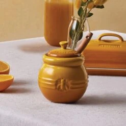 Le Creuset Honingpot Met Spatel Aardewerk Nectar -Servies Verkoop le creuset honingpot met spatel aardewerk nectar 1